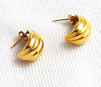 Vintage gold scalloped hoop earrings