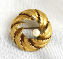 Vintage Winard Wreath Pin